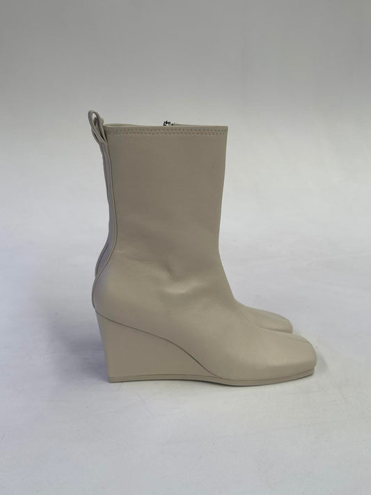 ST. AGNI Wedge Boot - Cool White