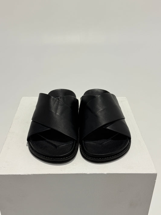 James Smith - La Sponda Slide Black On Black Size: 5